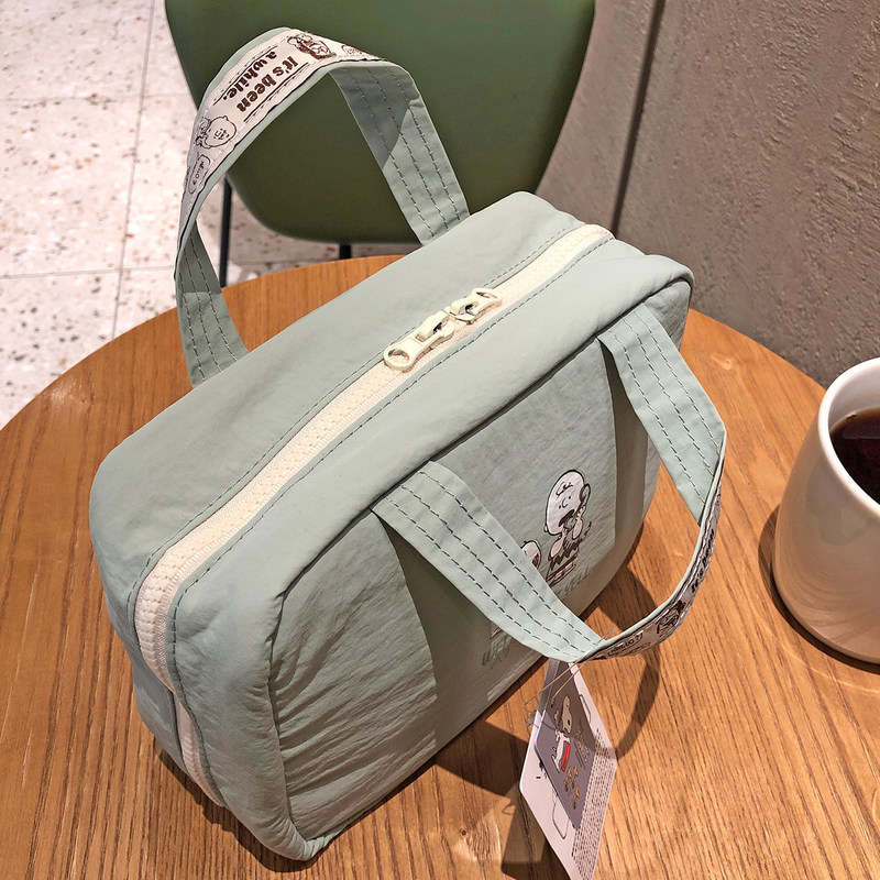 Snoopy Hanging Toiletry Bag La - огляд і ціна Travel Accessories Japan
