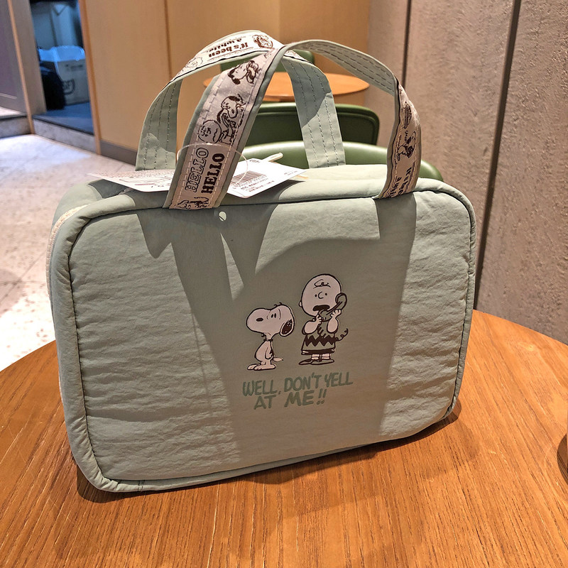 Snoopy Hanging Toiletry Bag La - огляд і ціна Travel Accessories Japan