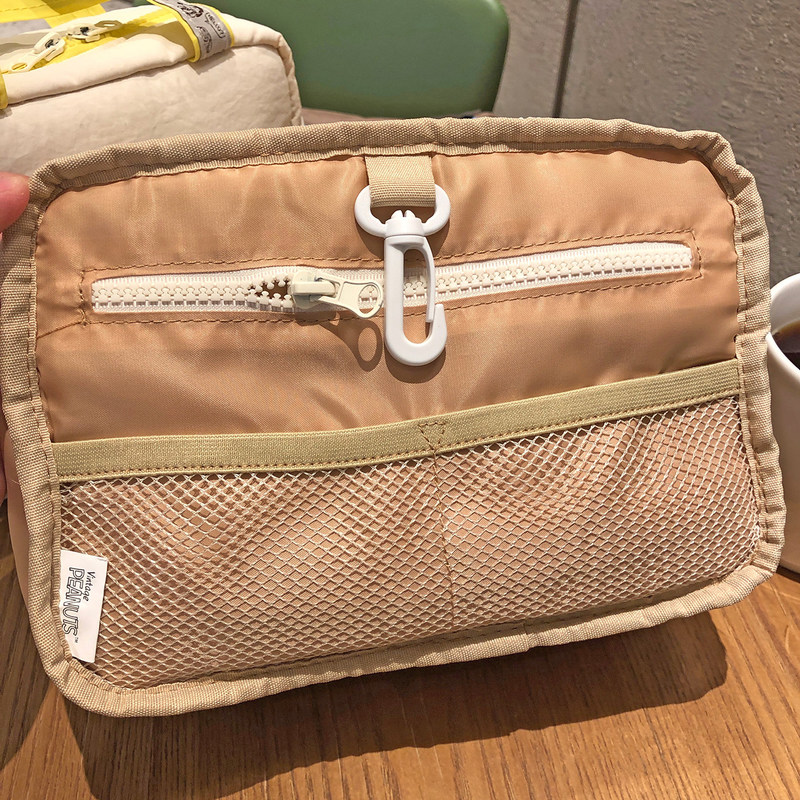 Snoopy Hanging Toiletry Bag La - огляд і ціна Travel Accessories Japan